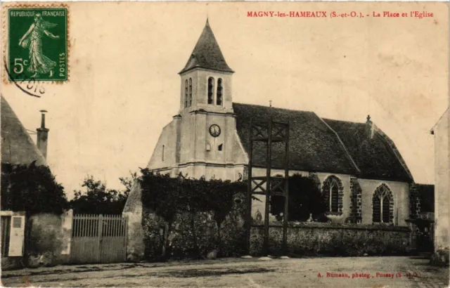 CPA Magny-les-Hameaux - La Place et l'Église (246821)