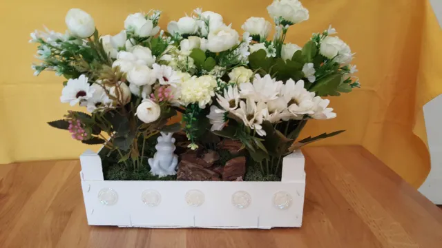 Blumengesteck, Stiege, weiße künstliche Blumen, Frosch, ca. 28 cm breit, Handarb