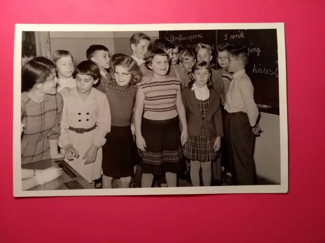 Altes Foto AK antik Mädchen Girls Jungen Boys im Klassenzimmer Schule old Photo