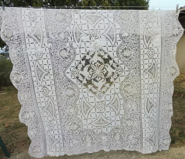 Linge ancien,exceptionnel dessus de lit mariage, lin Brodé ,dentelle crochet...