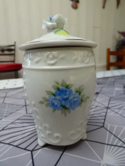 Pot Couvert Tripodes En Porcelaine A Decor De Fleurs Bleue