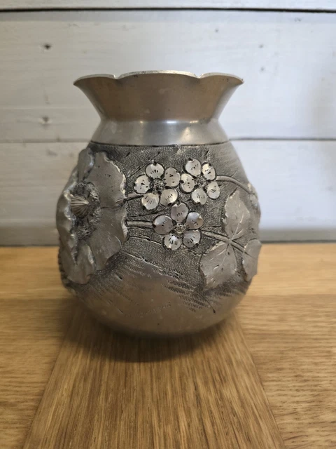 Vase Ancien En Aluminium Repoussé Signé Esté (Aludart) - Hauteur 13,5 Cm - Décor Fleur Et Rose