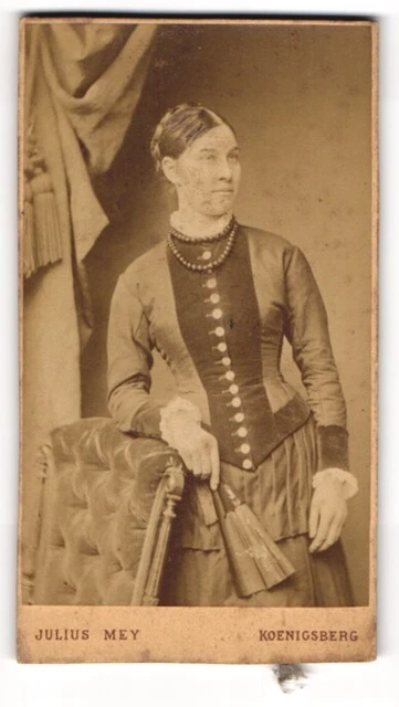 Fotografie Julius Mey, Königsberg, Langgasse 35, Junge Dame in modischer Kleidu