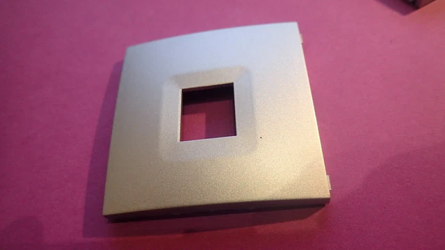 Hager WK751T - Doigt Enjoliveur pour prise RJ45 KALLYSTA TITANE Occasion