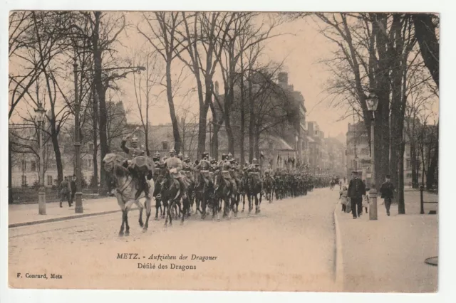 METZ - Moselle - CPA 57 - Militaire - défilé de dragons