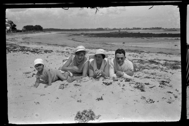 Négatif photo ancien - Portrait de famille, allongé dans le sable plage - mer