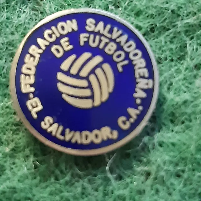 Football badge.Federation association EL SALVADOR vintage enamel stick pin1990`s