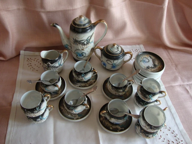 Servce à thé ancen en porcelane. Servce à thé complet rehaussé d'or