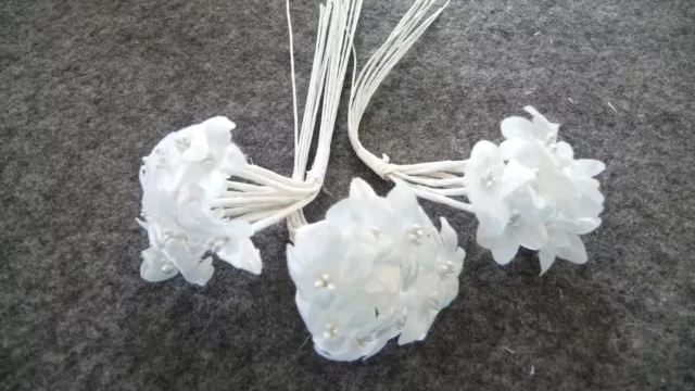 NEU💐Traum in Weiß Kunst/Seidenblumen 3 Bund je 12 Mini Blüten mit PerlenTextil