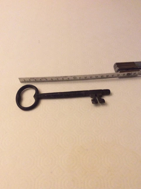 ANCIENNE SERRURE DE porte fer forgé avec sa clé d’origine époque XVIII ANCIENNE SERRURE DE porte fer forgé avec sa clé d’origine époque XVIII