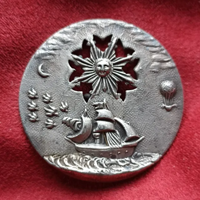 RARE & ANCIEN bouton en métal embouti fin XIXe siècle
