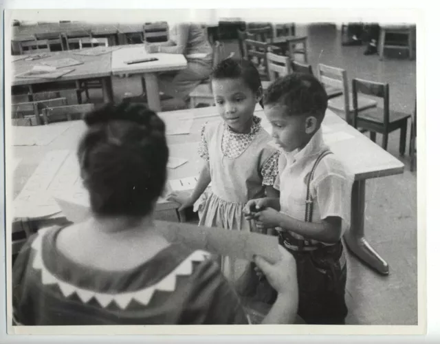 1960 Photo Depicting The First Negro Children Into A Nashville Tenn White School