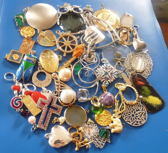 2 grands pendentifs fantaisie vintage en métal doré - France