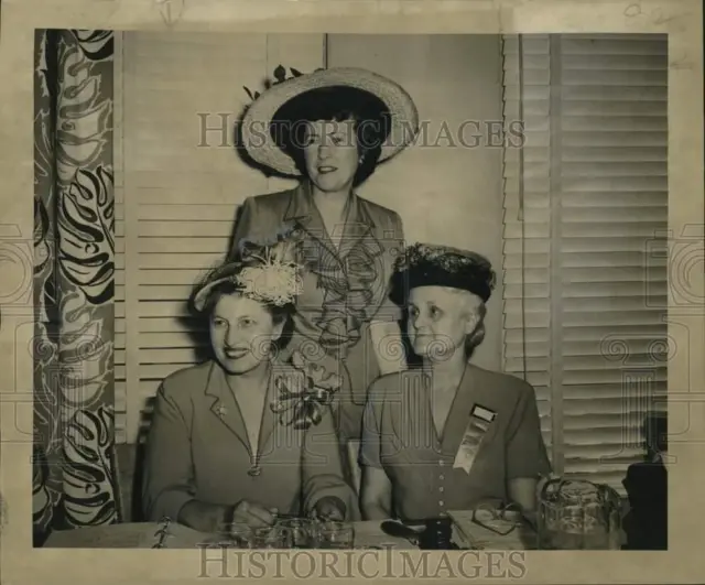 1949 Press Photo Mrs. John S. Dunn with Louisiana Medical Society Aux co-members