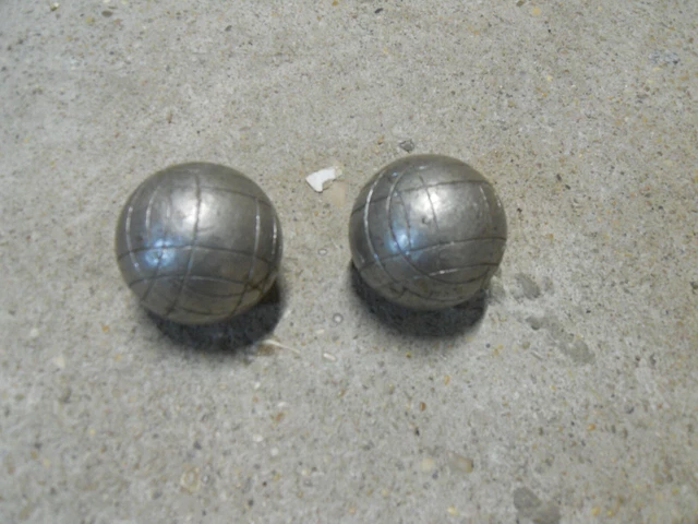 Boule de pétanque OBUS DOG ancienne avec étui lanière en Boule de pétanque OBUS DOG ancienne avec étui lanière en