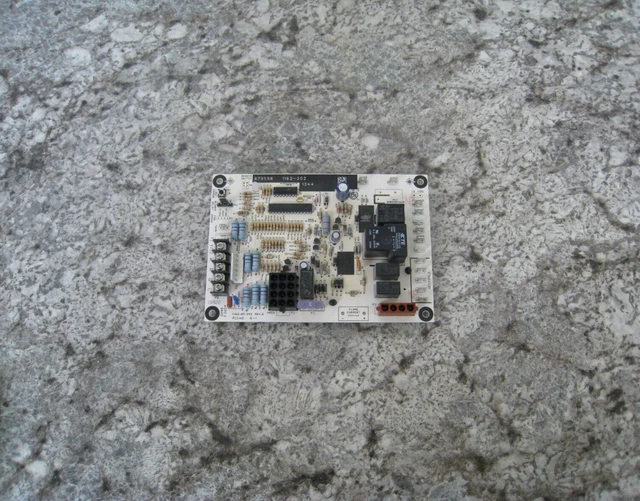 York Source 1 879598 331-03010-000 S1-33103010000 Furnace Control Circuit Board