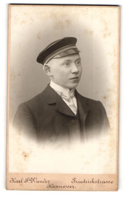 Fotografie Karl F. Wunder, Hannover, Portrait Student im Anzug mit Schirmmütze