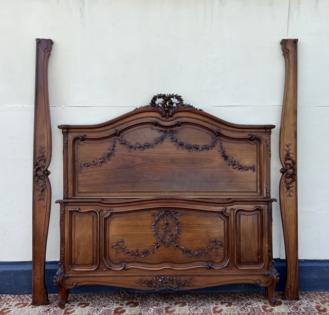 Magnifico letto centrale Luigi XV Rocaille in noce del 1850-1880 circa
