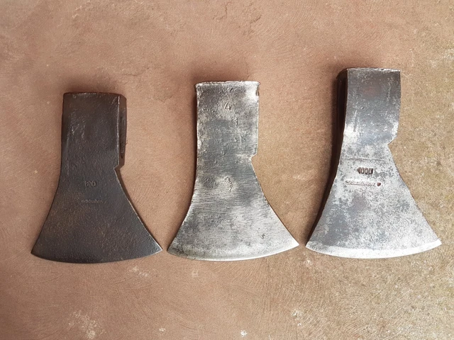 Hache Ancienne Vintage Forgée à La Main En Fer - Outil De Coupe Du Bois Rustique En 2 Pièces - Origine Inde, état D'occasion Avec Réparations