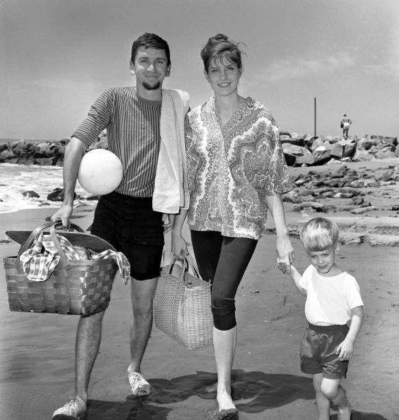 GILLIGANS ISLAND STAR Bob Denver With His Family 1960 4 Old Tv Photo £5