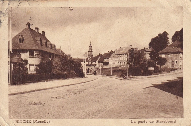 Carte postale ancienne postcard BITCHE MOSELLE porte de strasbourg timbrée 1933
