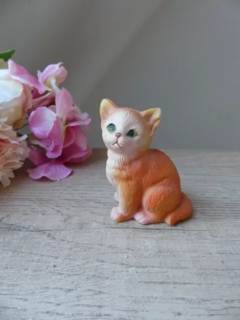 Figurine chat assis aux yeux verts en céramique orange roux Vintage