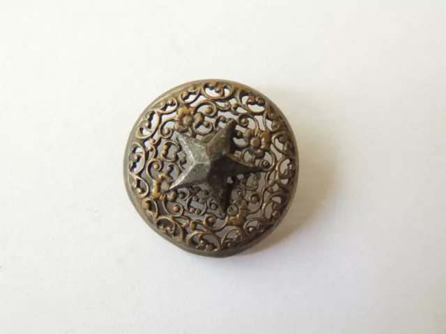 Beau bouton ancien en métal orné d'une étoile- v. 1900 collection 2,2 cm