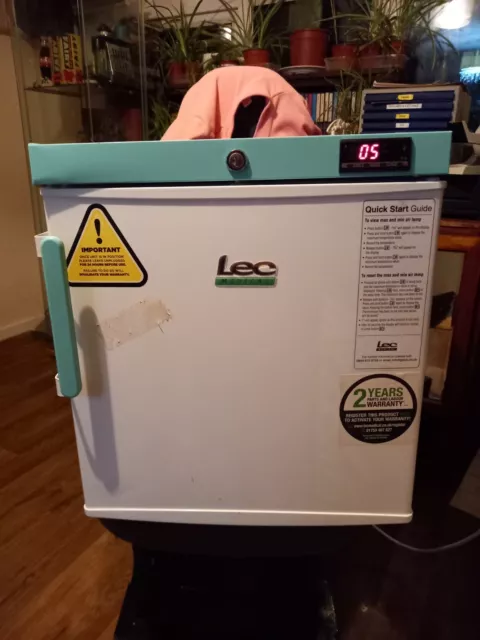 Lec Medical PESR47 COUNTER TOP medical fridge good working order Clean Condition