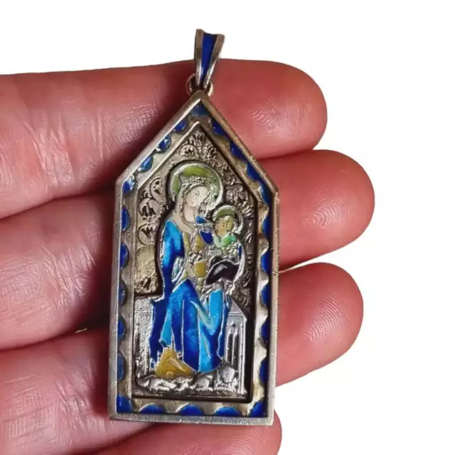 Medalla virgen art nouveau en plata dorada y esmalte azul, modernismo religioso.