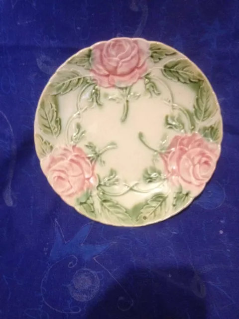 Assiette en céramique , Barbotine du nord vers 1900 , décor de roses