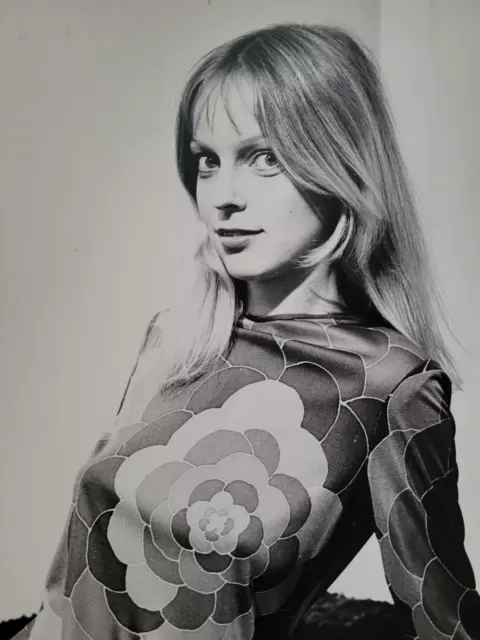 Photo argentique tirage original années 1970 portrait vintage jeune femme mode