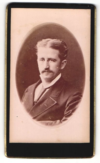 Fotografie unbekannter Fotograf und Ort, Mann mit Mittelscheitel
