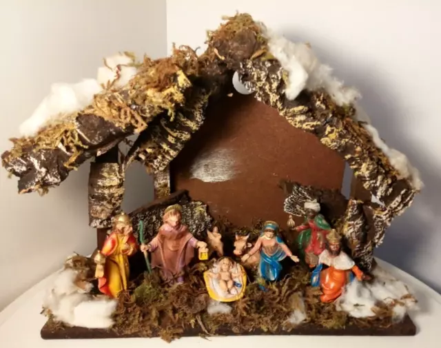 Nativity Scene-Vintage Xmas scene- 8 figures- Wood & Moss- Made in Italy-LARGE