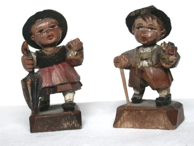 2 antike Miniaturen, Holz geschnitzt und bemalt, um 1900 ,Bauern-Trachten Objekt