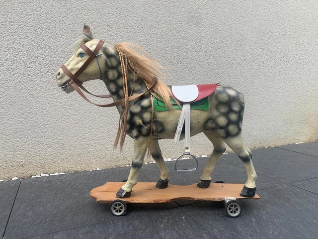 ANCIEN CHEVAL TROTTEUR à roulettes. Jouet a Tirer en Carton Mâché. 1900