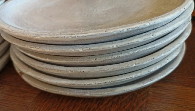 Lot de 6 assiettes plates en grès pyrité signées