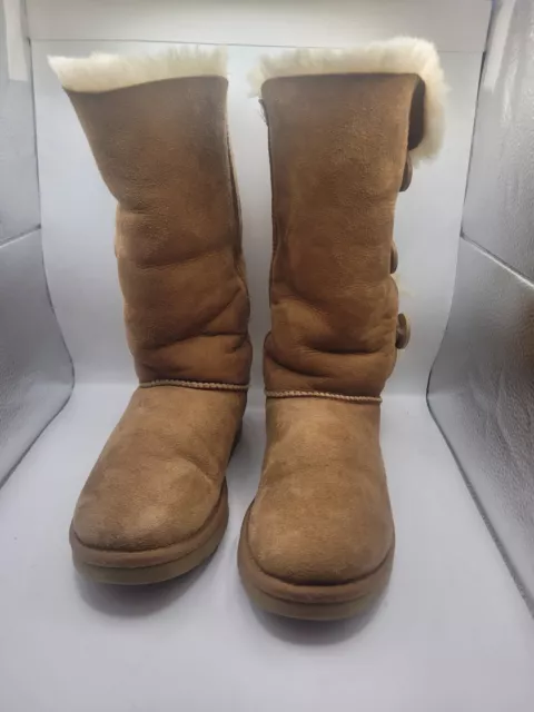 UGG Australia Bailey Button Triplet II Women's Boot, Size 7 Shearling - Chestnut 2