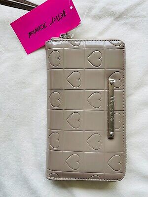 Betsey Johnson BETSEY JOHNSON QUILTED PADDED HEART GRAY XOZIP ZIP AROUND WALLET WRISTLET STRAP 