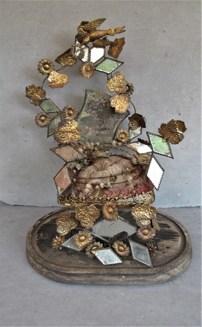 Historischer Hochzeitsbaum ? mit Metall Blumen Spiegeln und einer goldenen Taube