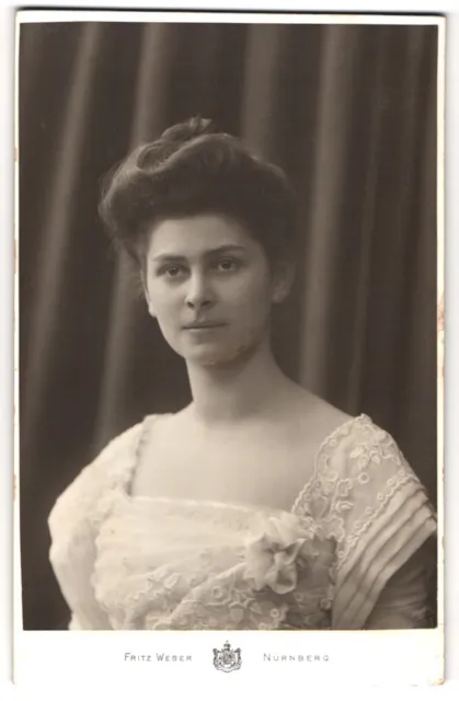 Fotografie Fritz Weber, Nürnberg, Spittlerthorgraben 45, Portrait Frau im weiße