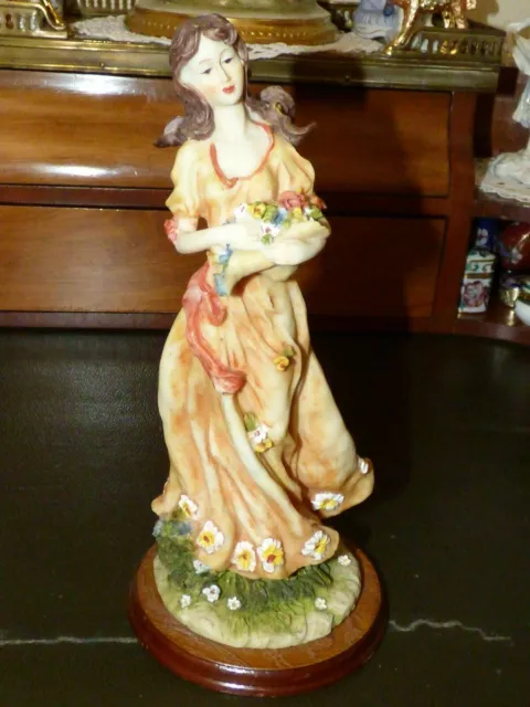 Statuette En Resine Jeune Femme Aux Fleurs Sur Socle En Bois