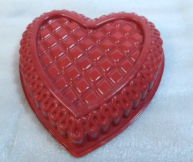 https://www.picclickimg.com/MkQAAOSw2oBlWsuX/Nordicware-Nordic-Ware-Quilted-Heart-Baking-Cake-Pan.webp