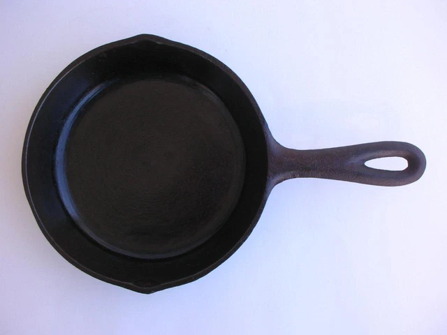 6 5/8" No 3 Cast Iron Skillet Two Pour Spouts Full Heat Ring Vintage BS&R Co?