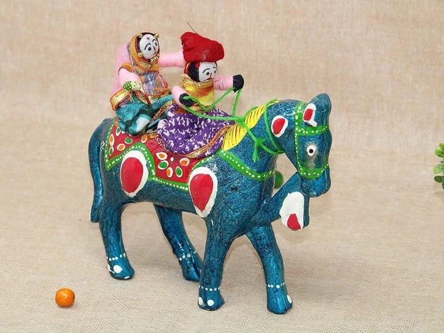 Figurines de couple de raids de chevaux du Rajasthan fabriquées à la main...