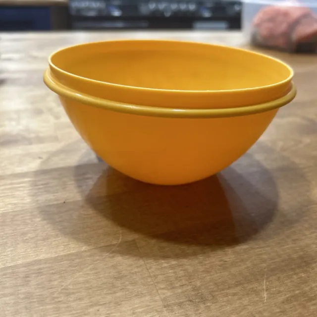 VTG Tupperware Bowls w/lids. Set of 5. 2=155-53, 1=155-55, 1=24158-4 &  1=234-12