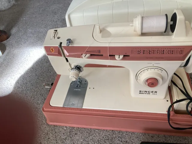 Máquina de coser Singer Merritt 2404 con estuche rígido y accesorios de pedal - FUNCIONA