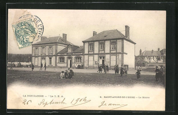 CPA Saint-André-de-l´Eure, La Mairie, vue générale avec des passants et Hôtel d