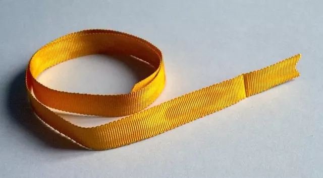 Ancien ruban miniature couleur jaune pour médaille à identifier, 24 cm x 6 mm