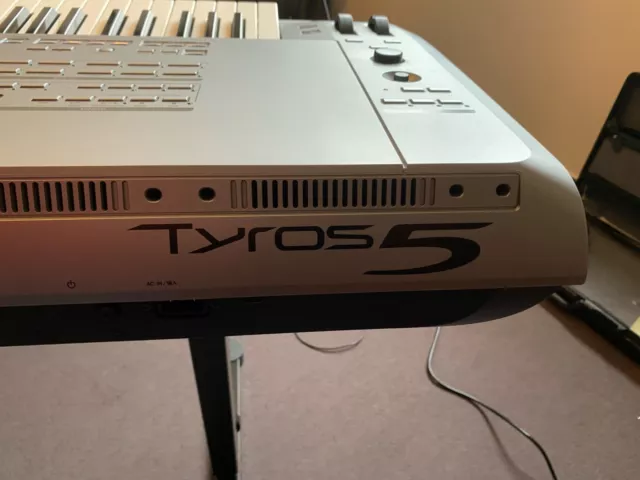 Yamaha Tyros 5 - 76 Tasten Workstation Keyboard 3