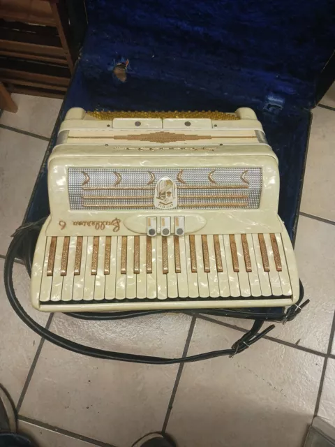 Ballerina 6 Stanelli Accordian Ivory & Gold Glitter Keys ,Beautiful, W Case